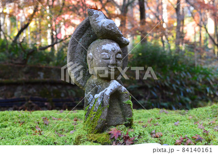 2021年錦秋の早朝に参拝した京都大原三千院に小さなお地蔵さんがいっぱい 84140161