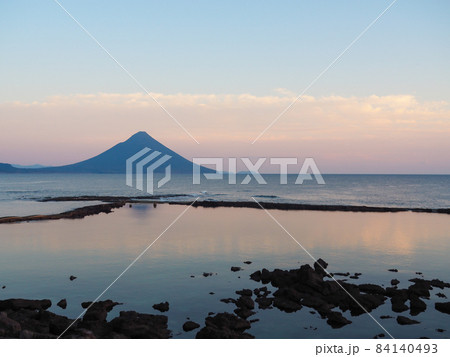 鹿児島県南九州市・開聞岳の夕暮れ 84140493