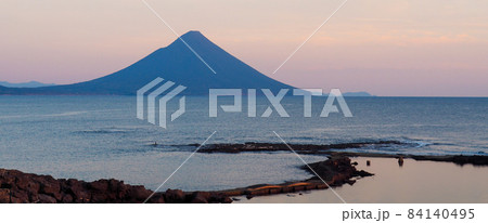 鹿児島県南九州市・開聞岳の夕暮れ 鹿児島県南九州市・開聞岳の夕暮れ 84140495