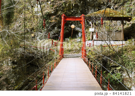 赤い吊り橋(宮城県白石市小原温泉) 赤い吊り橋(宮城県白石市小原温泉) 84141821