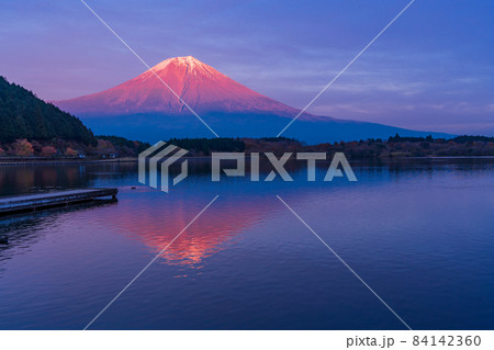 (静岡県)田貫湖から望む富士山 秋 夕景 (静岡県)田貫湖から望む富士山 秋 夕景 84142360