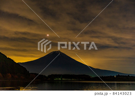 (静岡県)「ほぼ皆既」な月食、富士山 (静岡県)「ほぼ皆既」な月食、富士山 84143023