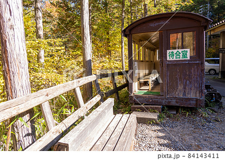 長野県上松町　森林鉄道記念館の前にある客車を利用した待合室 84143411