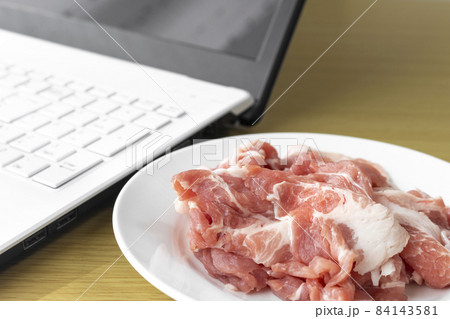 ノートパソコンで、豚肉使った料理のレシピを調べるイメージ 84143581