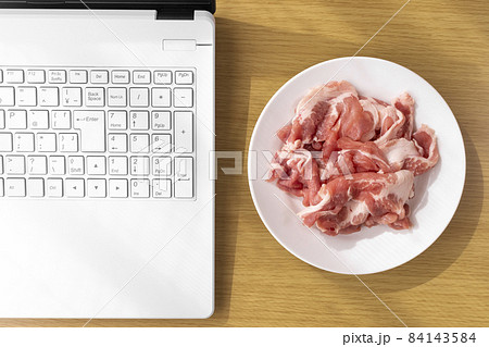 ノートパソコンで、豚肉使った料理のレシピを調べるイメージ 84143584