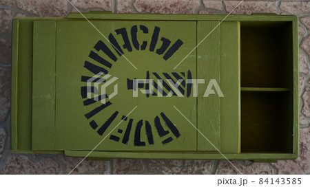 wooden khaki box for two bottles with a lid 84143585