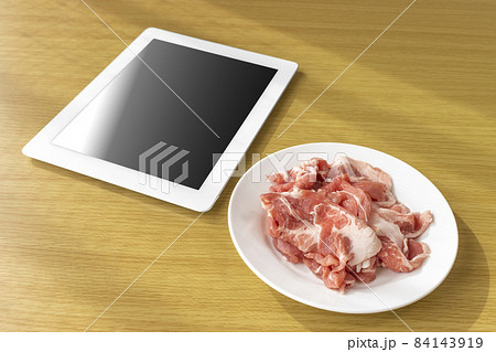タブレット端末で、豚肉使った料理のレシピを調べるイメージ 84143919