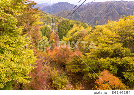 長野県阿智村 紅葉に包まれたヘブンスそのはらのゴンドラ 長野県阿智村 紅葉に包まれたヘブンスそのはらのゴンドラ 84144194