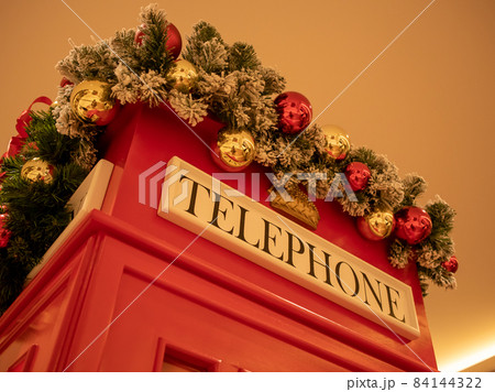 ショッピングモールのクリスマス ショッピングモールのクリスマス 84144322