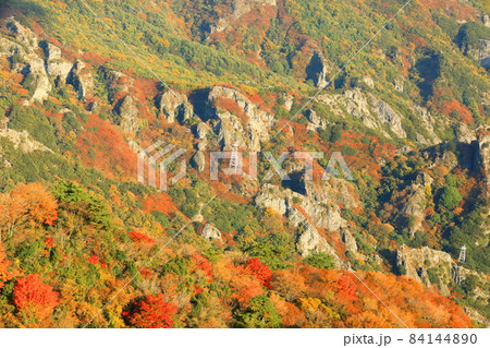 【香川県】晴天下の寒霞渓の紅葉 【香川県】晴天下の寒霞渓の紅葉 84144890
