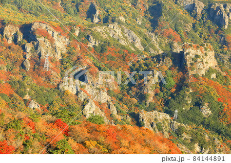 【香川県】晴天下の寒霞渓の紅葉 【香川県】晴天下の寒霞渓の紅葉 84144891