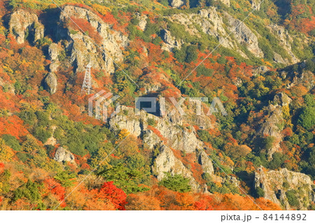 【香川県】晴天下の寒霞渓の紅葉 【香川県】晴天下の寒霞渓の紅葉 84144892