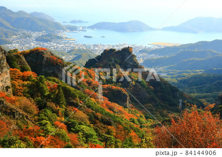 【香川県】晴天下の寒霞渓の紅葉 【香川県】晴天下の寒霞渓の紅葉 84144906