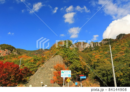 【香川県】晴天下の寒霞渓の紅葉 【香川県】晴天下の寒霞渓の紅葉 84144908