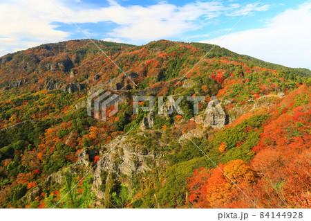 【香川県】晴天下の寒霞渓の紅葉 84144928