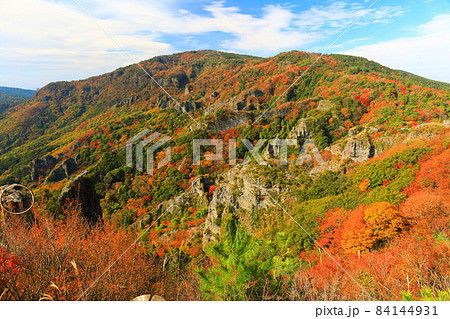 【香川県】晴天下の寒霞渓の紅葉 【香川県】晴天下の寒霞渓の紅葉 84144931