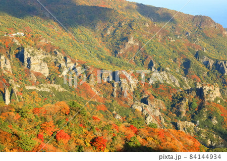 【香川県】晴天下の寒霞渓の紅葉 【香川県】晴天下の寒霞渓の紅葉 84144934