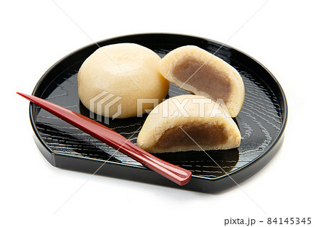 半分にカットした和菓子の酒饅頭 84145345