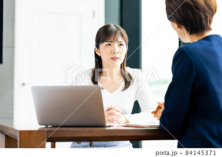 悩むごとを相談するミドルの女性 悩むごとを相談するミドルの女性 84145371
