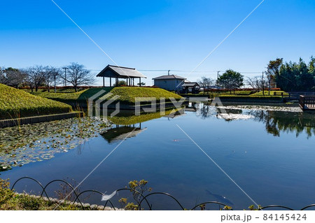 埼玉県富士見市　難波田城公園　水堀と青空 84145424