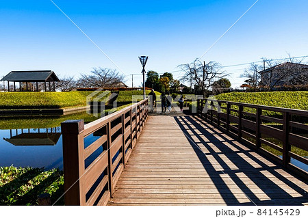 埼玉県富士見市　難波田城公園　水堀と青空 84145429