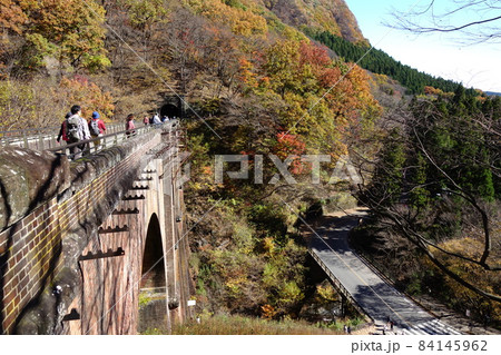 めがね橋(碓氷第三橋梁)の紅葉 84145962