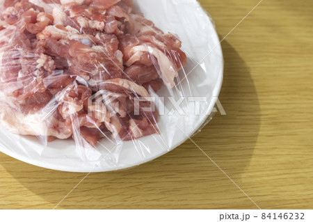 皿にのせてラップをかけた豚肉 84146232