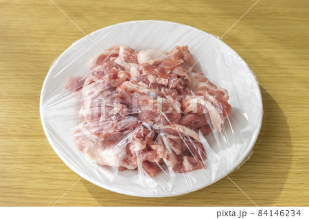 皿にのせてラップをかけた豚肉 皿にのせてラップをかけた豚肉 84146234