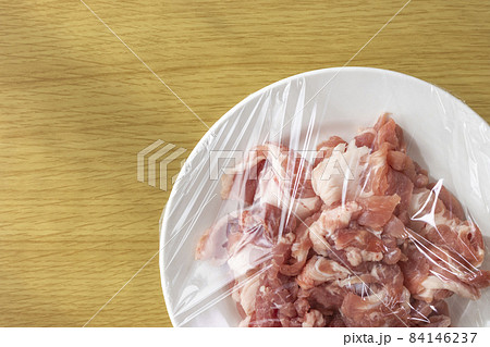 皿にのせてラップをかけた豚肉 84146237