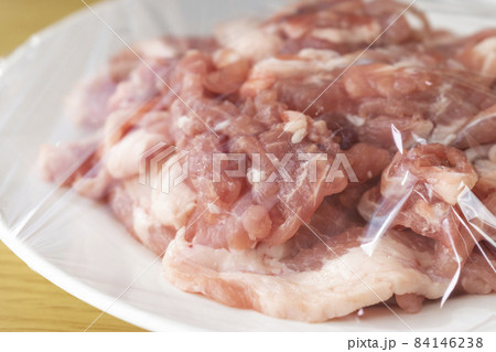 皿にのせてラップをかけた豚肉 84146238