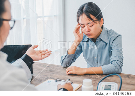 Patients suffering from depression come to consult a psychiatrist for advice and treatment guidelines. Patients suffering from depression come to consult a psychiatrist for advice and treatment guidelines. 84146568