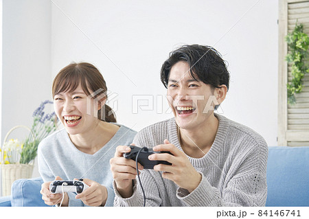 テレビゲームで遊ぶ男女 84146741