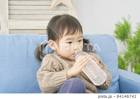 水を飲む女の子 水を飲む女の子 84146742