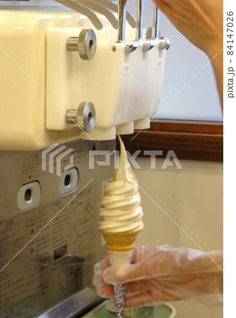 ソフトクリーム作り ソフトクリーム作り 84147026