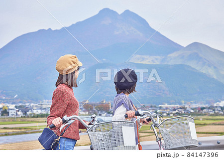 自転車で湯布院を散策する若い女性と友達 84147396