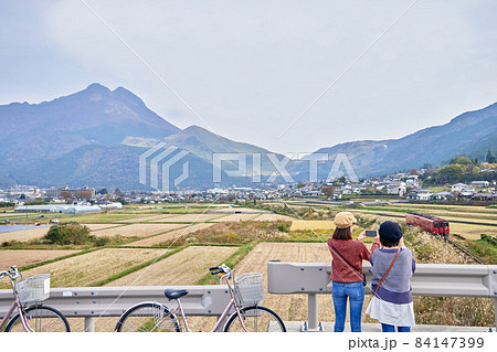 女子旅で電車を撮影する若い女性と友達 女子旅で電車を撮影する若い女性と友達 84147399