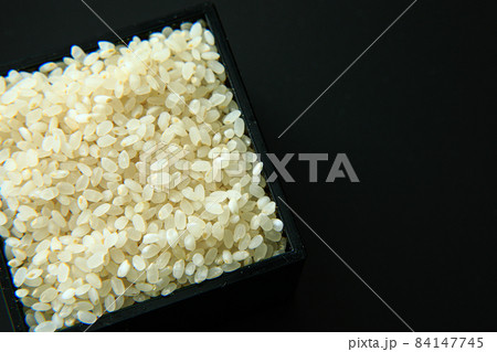 枡に入った7分づき米 84147745