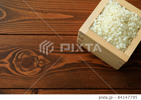 枡に入った7分づき米 84147795