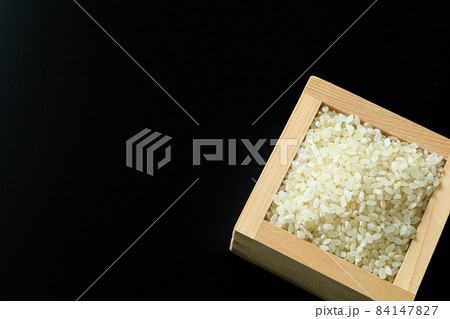 枡に入った7分づき米 84147827