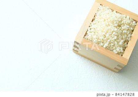 枡に入った7分づき米 84147828