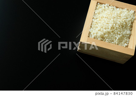 枡に入った7分づき米 84147830