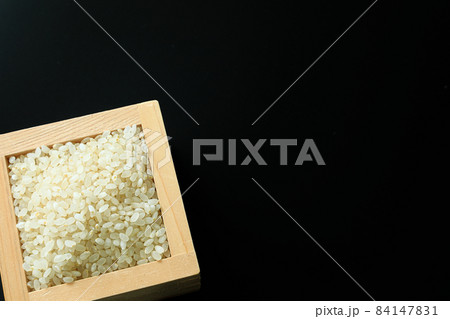 枡に入った7分づき米 84147831