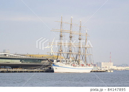晩秋の異国情緒あふれる神奈川県横浜市中区横浜港（日本丸） 84147895