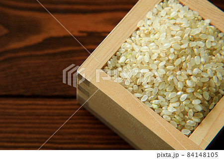 枡に入った5分づき米 84148105