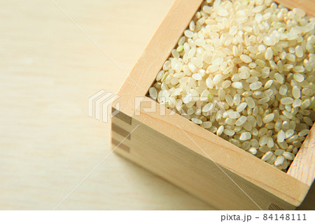 枡に入った5分づき米 84148111