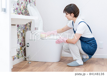 トイレ掃除をする若いハウスクリーニングの女性 トイレ掃除をする若いハウスクリーニングの女性 84148136