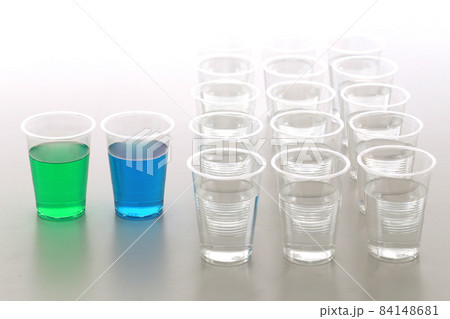 色の付いた水が入った瓶やコップ 84148681