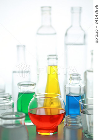 色の付いた水が入った瓶やコップ 84148696
