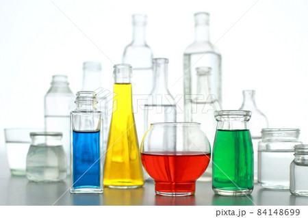 色の付いた水が入った瓶やコップ 色の付いた水が入った瓶やコップ 84148699