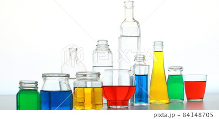 色の付いた水が入った瓶やコップ 84148705